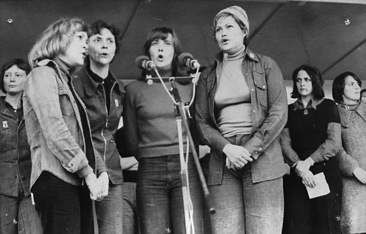 Helga, Guðrún, Bríet, Steinunn, Margrét Helga, Halla og ónafngreind. Ljósmynd: Kvennasögusafn. KSS63_A28_014