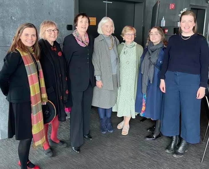 Úthlutun Jafnréttissjóðs 18. júní 2021. Katrín Jakobsdóttir forsætisráðherra, Rauðsokkarnir Guðrún Hallgrímsdóttir, Elísabet Gunnardóttir, Guðrún Ágústsdóttir og Gerður G Óskarsdóttir. Emma Björk Hjálmarsdóttir starfskona vefsins og Rakel Adolphsdóttir fagstjóri Kvennasögusafns. jafnrettissjodur